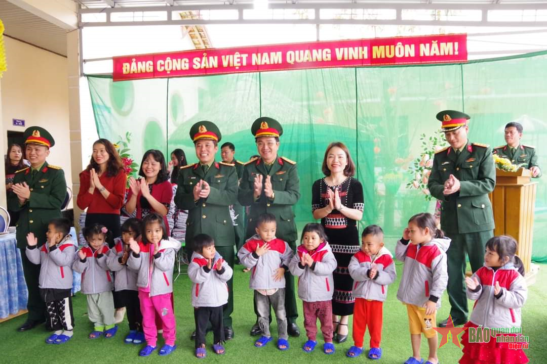 Thăm, tặng quà gia đình chính sách tại huyện A Lưới, tỉnh Thừa Thiên Huế